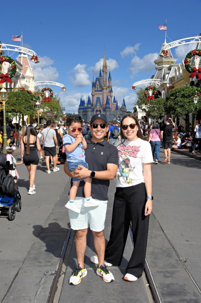 Familia feliz en Magic Kingdom con el castillo de fondo