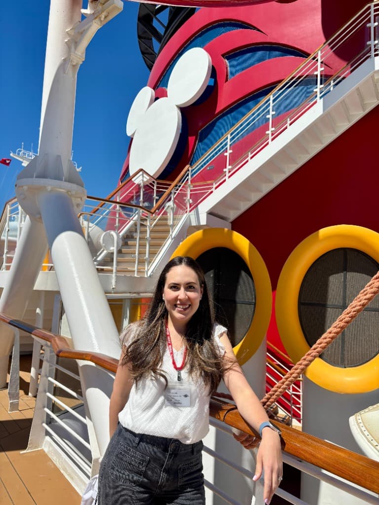Viajera disfrutando la cubierta del crucero Disney
